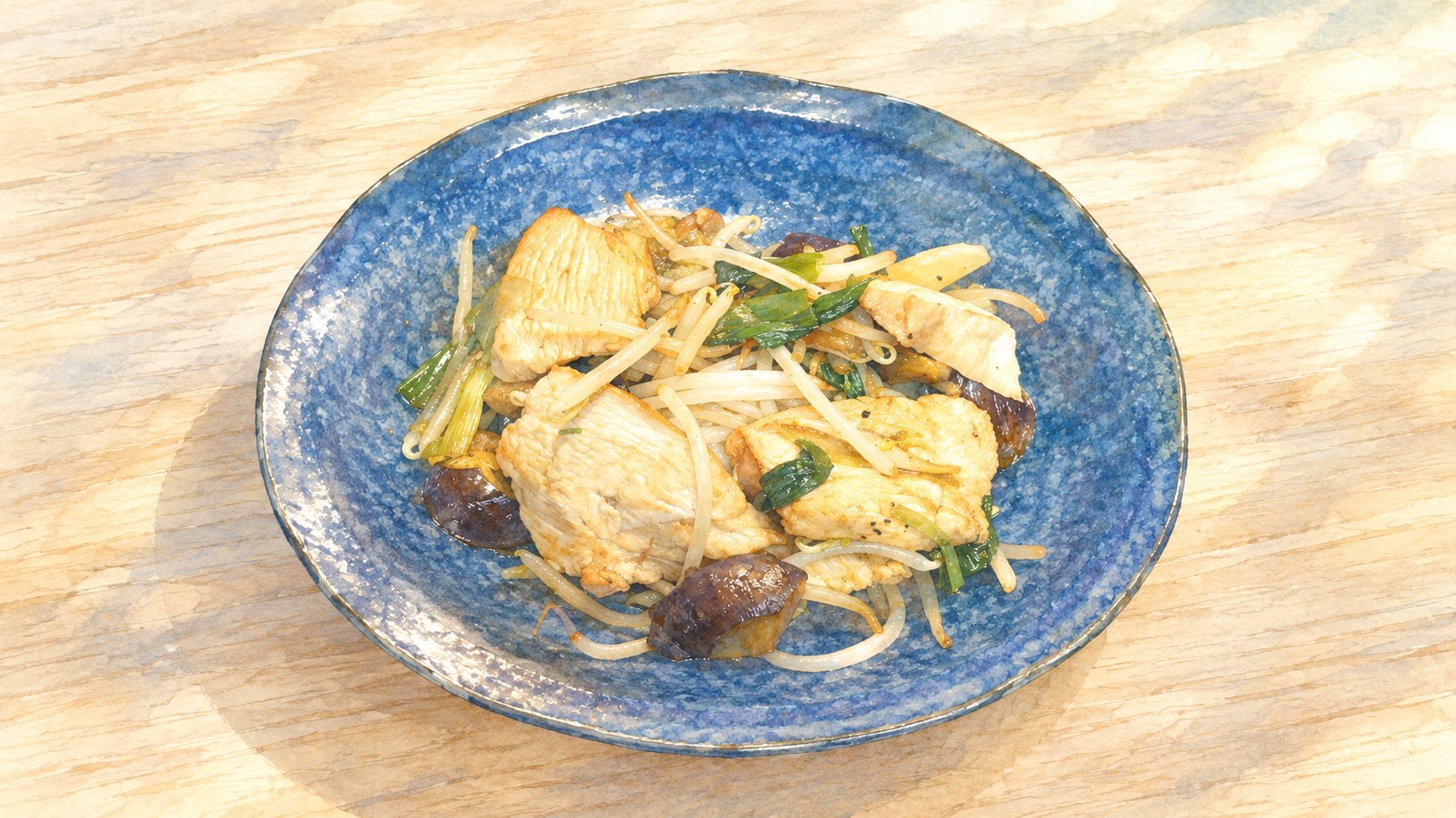 青い和皿に盛った鶏むね肉とナスとみょうがの甘辛炒め。もやしと青ネギ入り